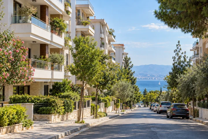Apartmanların bulunduğu ağaçlıklı sokak